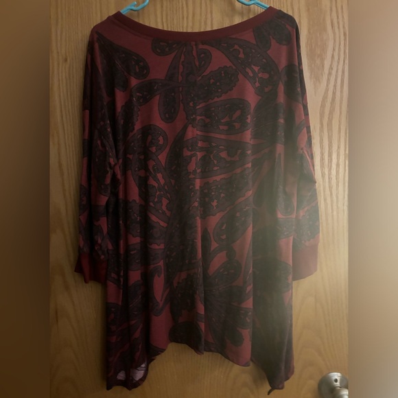 Fun black paisley print on a red background. Three quarter length sleeve.Size 1X - Picture 3 of 4